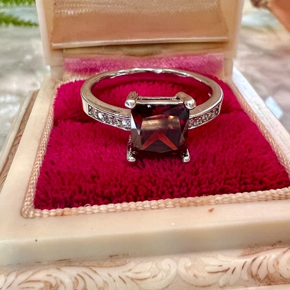 See Video! New Garnet Princess Cut Solitaire Ring with Diamond sides size 7.75 - Picture 15 of 16